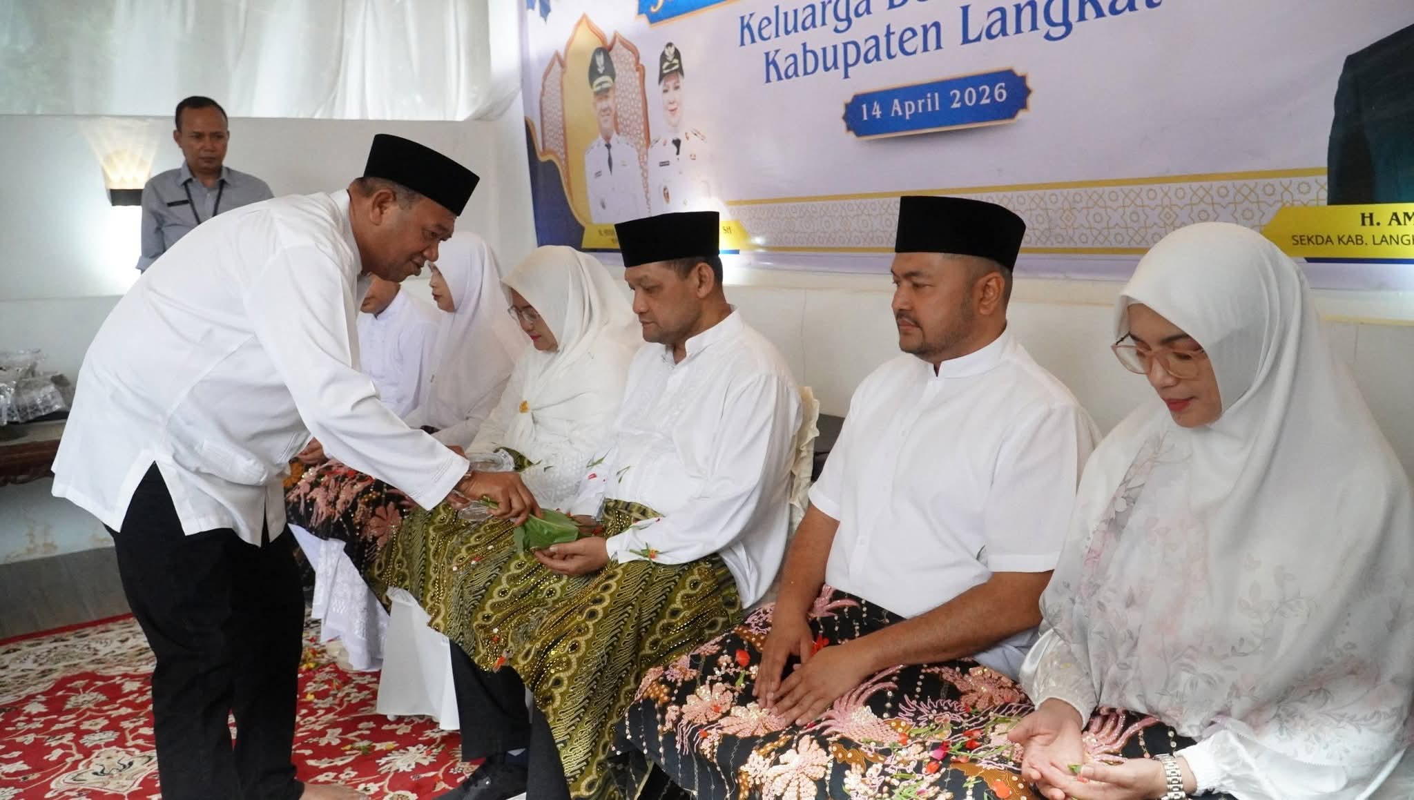 Bupati Syah Afandin Hadiri Halal Bihalal IKAPTK sekaligus Lepas Tiga Calon Jemaah Haji.