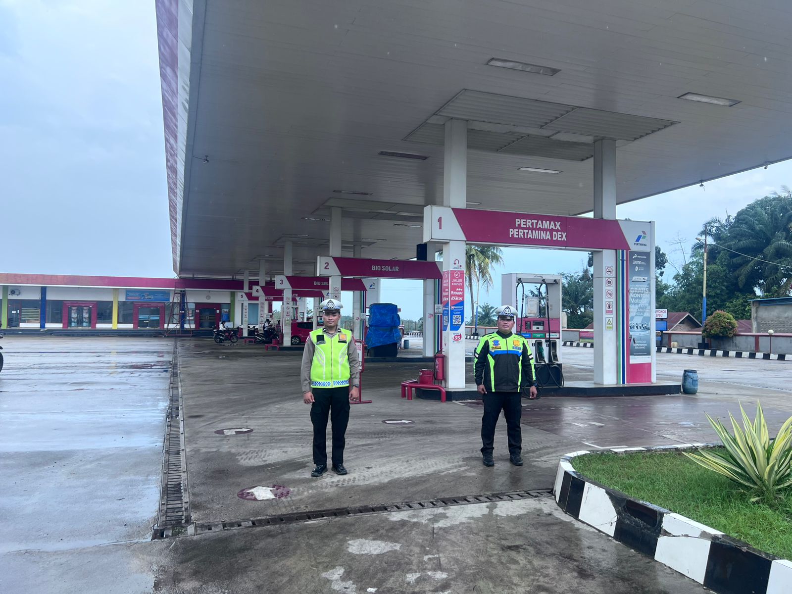 Satlantas Polres Labusel Turunkan tim Patroli Antisipasi Kelangkaan BBM di SPBU Simpang Karo, Tertibkan antrian Pastikan Lalu Lintas Lancar dan Aman.