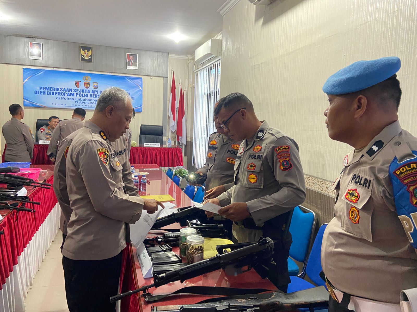 Team Mabes Polri Cek Senpi Dinas Polri Di Polres Labuhanbatu Selatan, kondisi dalam keadaan lengkap dan bersih sesuai data.