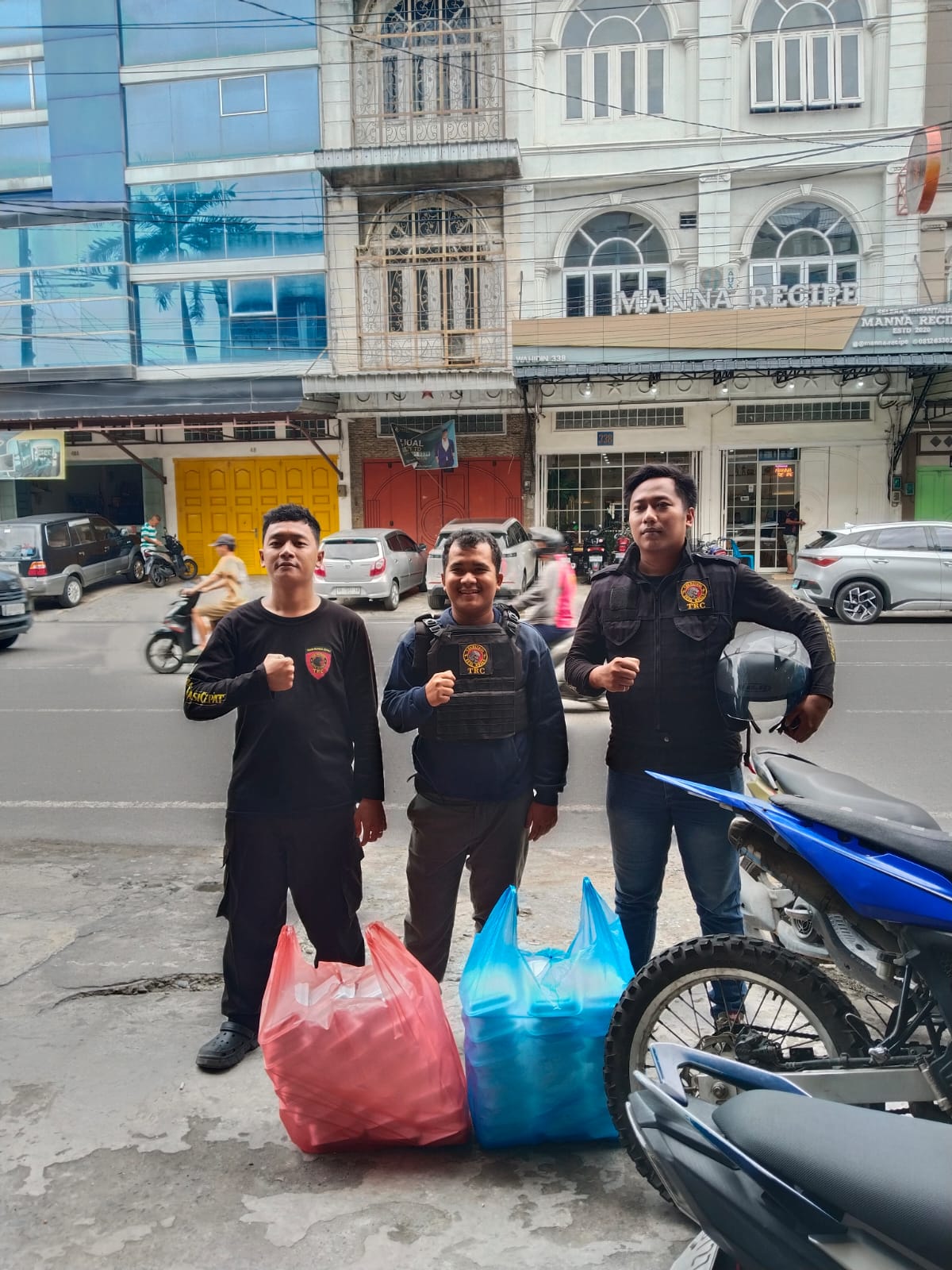 Dalam Rangka Jumat Barokah, Tim Reaksi Cepat Kota Medan Membagikkan 70 Nasi Bungkus Kepada Masyarakat Kota Medan.