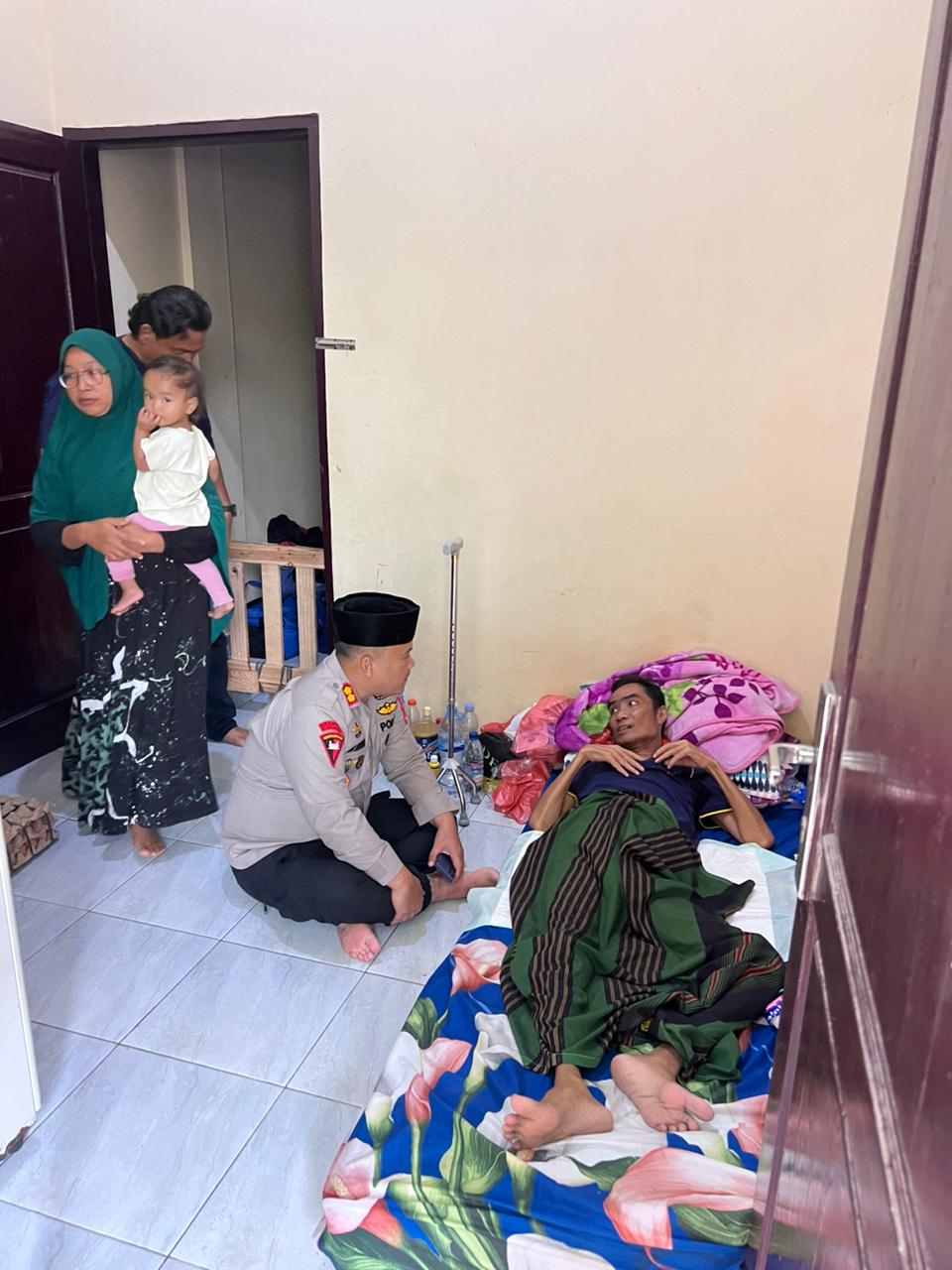 Viral di media online bahkan di Medsos, Tersentuh Hati Kapolres Labusel Sambangi Armei yang Berjuang Melawan Tumor Ganas di Medan.