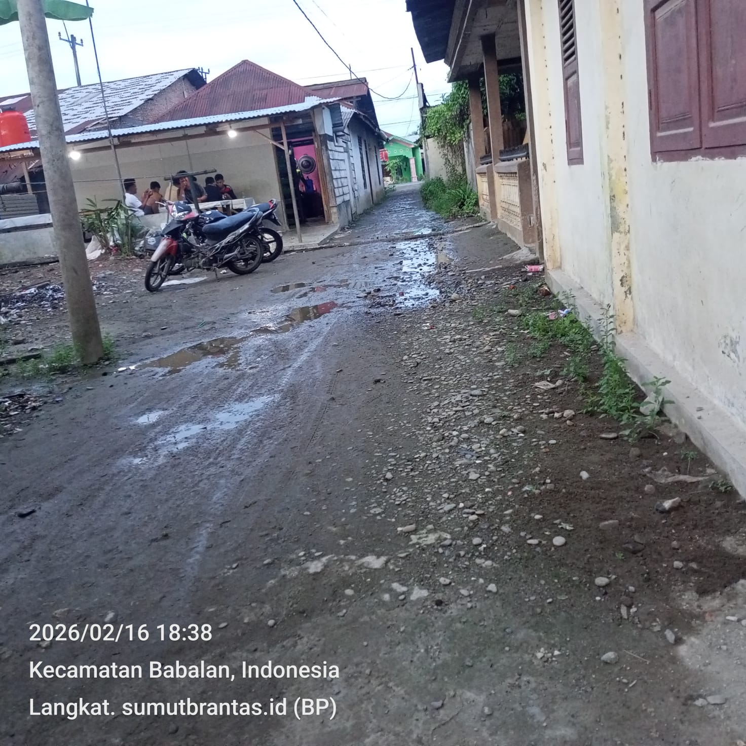 Jalan Becek Saat Hujan, Warga Usulkan Paving Blok di Gang Gereja HKBP Utama.