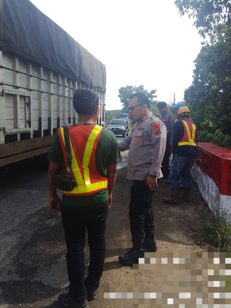Polsek Kotapinang Hadir Lewat Program Jembatan Merah Putih, Sentuh Titi Kembar Bedagai lalu di Aspal