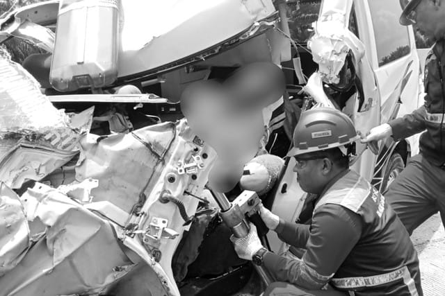 Ambulans Antar Jenazah Tabrak Truk di Tebing Tinggi, 2 Pengantar Tewas