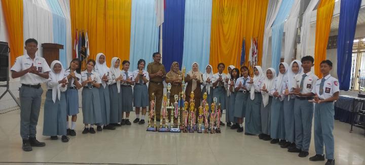 SMAN 8 Medan Raih Piala Tetap Juara Madya pada Event BOS ke-50 SMANSA 2026.
