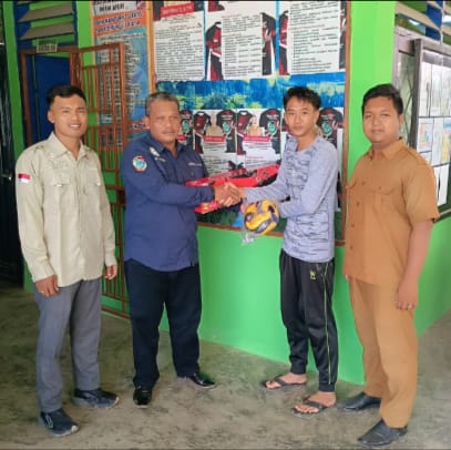 Kepala Desa Sinunukan III Serahkan Bantuan Sarana Voli, Dorong Semangat Pemuda dan Cegah Pengaruh Negatif.