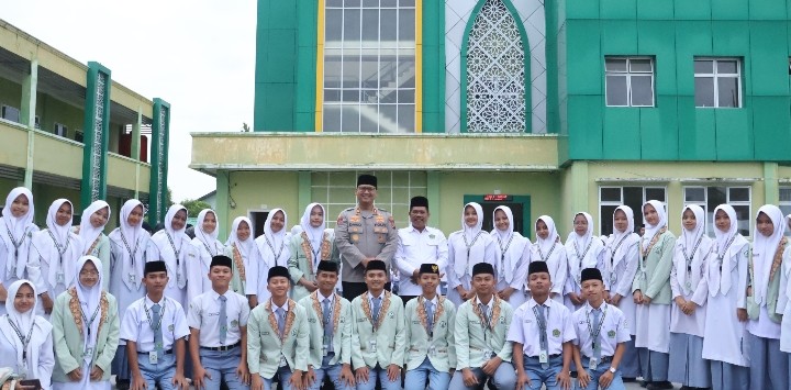 Kapolres Langkat Bina Pelajar di MAN 1 Tanjung Pura, Tekankan Bijak Bermedsos dan Jauhi Kenakalan Remaja.