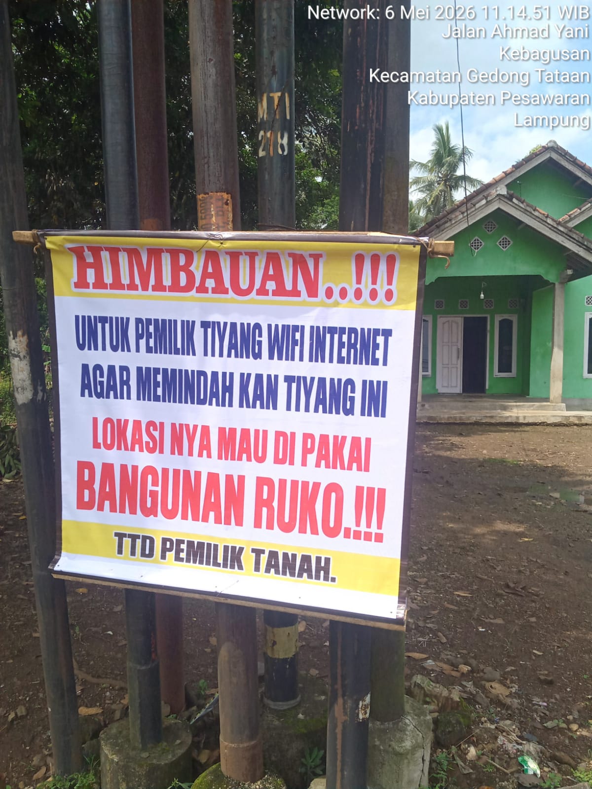 Pemilik Tanah Pasang Banner Tegas, Minta Tiang WiFi Tanpa Izin Segera Dipindahkan.
