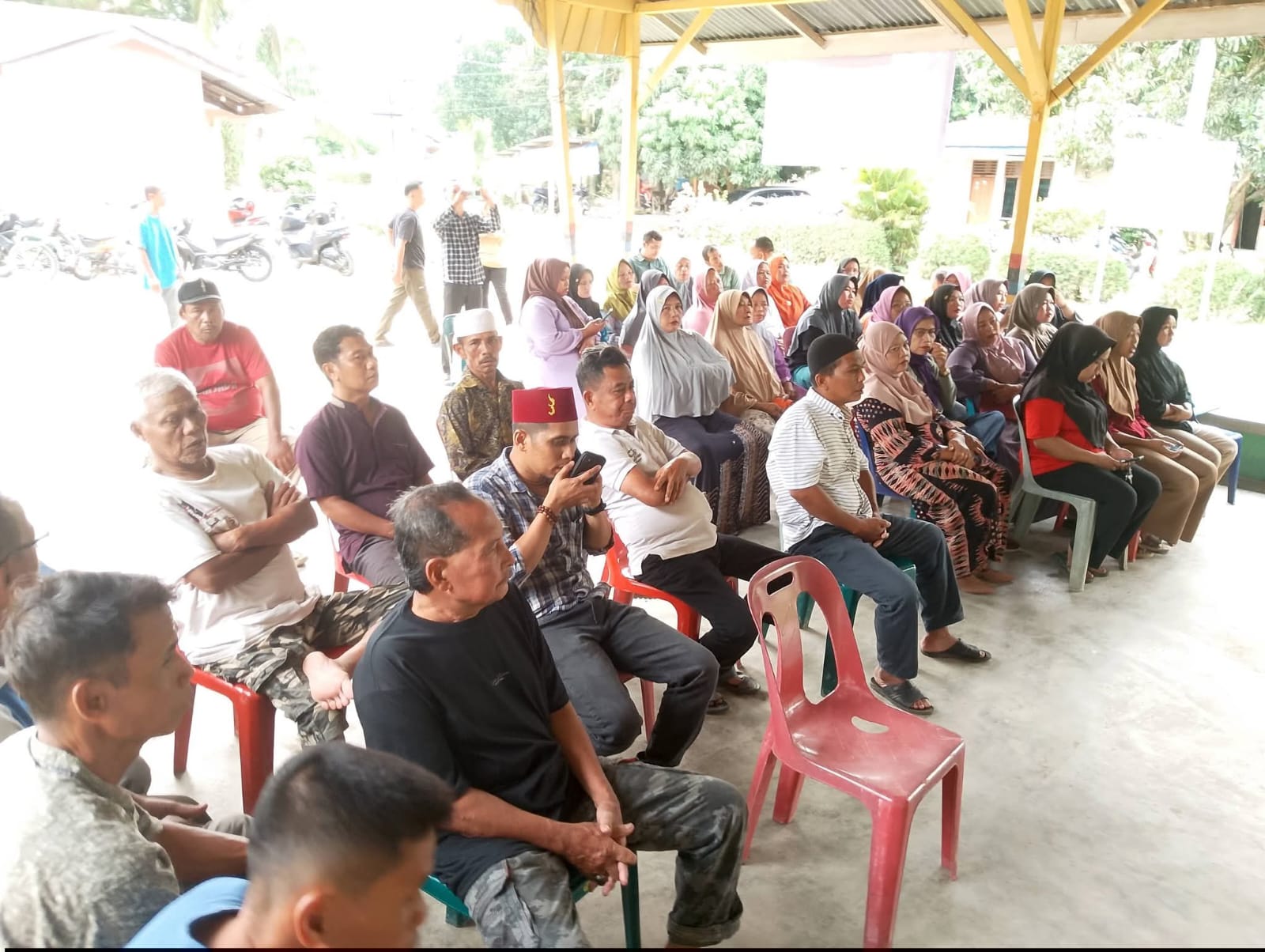 Gelar Diskusi Publik di Desa Air Merah, Kapolsek Kampung Rakyat Tegaskan Perang Terhadap Narkoba Dan Pencuri Sawit.