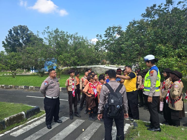 Satlantas Polres Binjai Melaksanakan Kegiatan Polisi Sahabat Anak Di Taman Bermain Anak Anak Di Binjai.