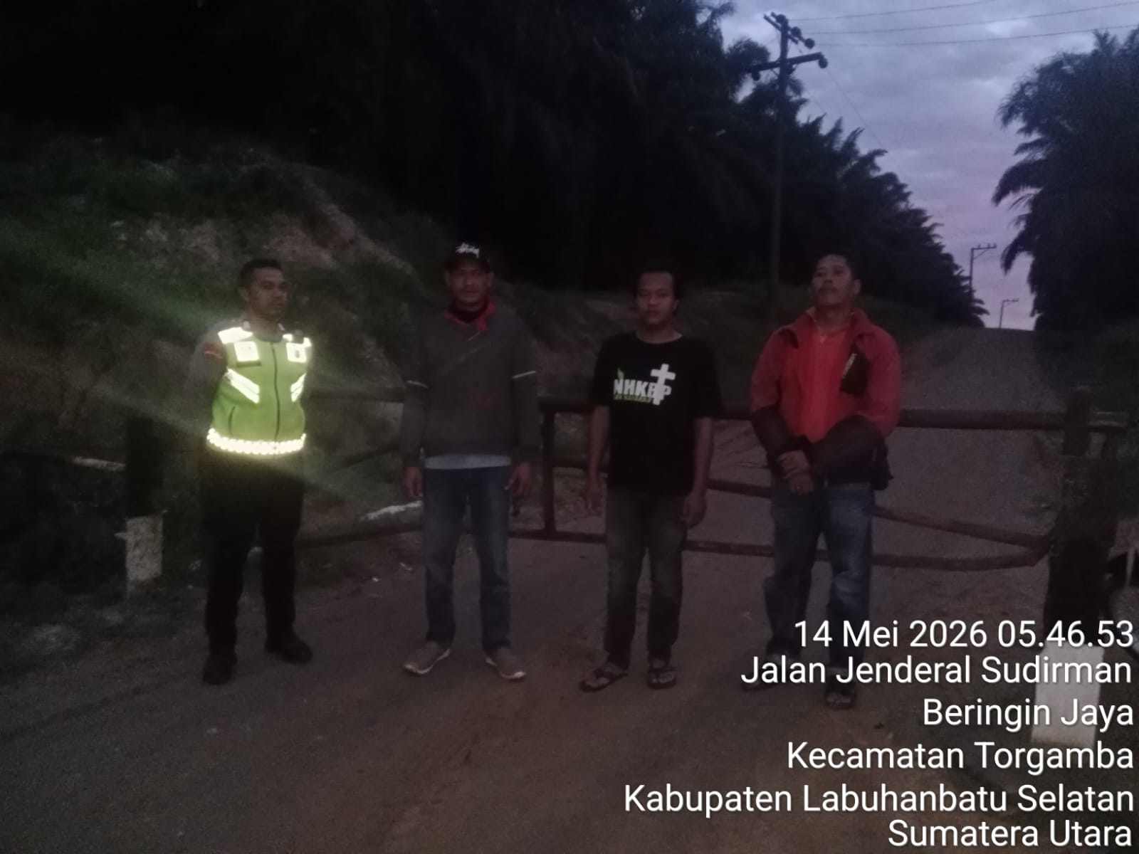 Patroli Subuh Polsek Torgamba Amankan Dua Pria Pembawa Sawit Diduga Hasil Curian.