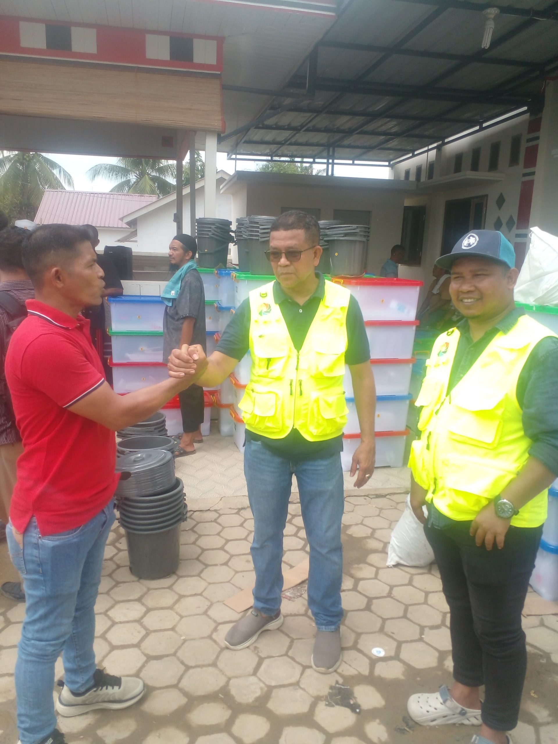 Yayasan Pelangi Salurkan Bantuan Sembako Kepada Partai Aceh dan Masyarakat Terdampak Banjir di Aceh Tamiang.