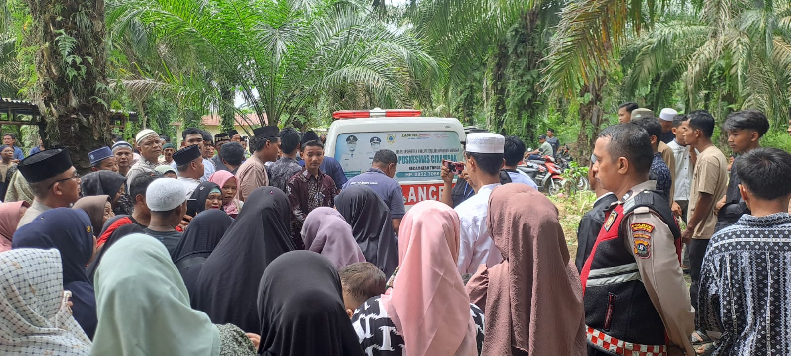 Kapolsek Torgamba Bersama Personel Melayat dan Berikan Trauma Healing kepada Keluarga Korban Pengeroyokan di Aek Batu.