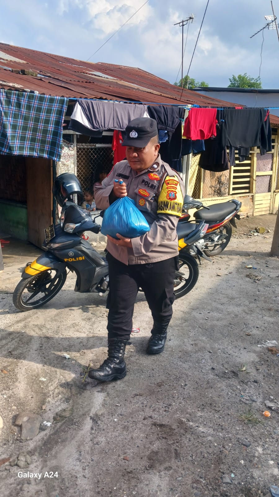 Bhabinkamtibmas Kelurahan Karang Berombak Aipda R. Ompusunggu berbagi Jumat Berkah
