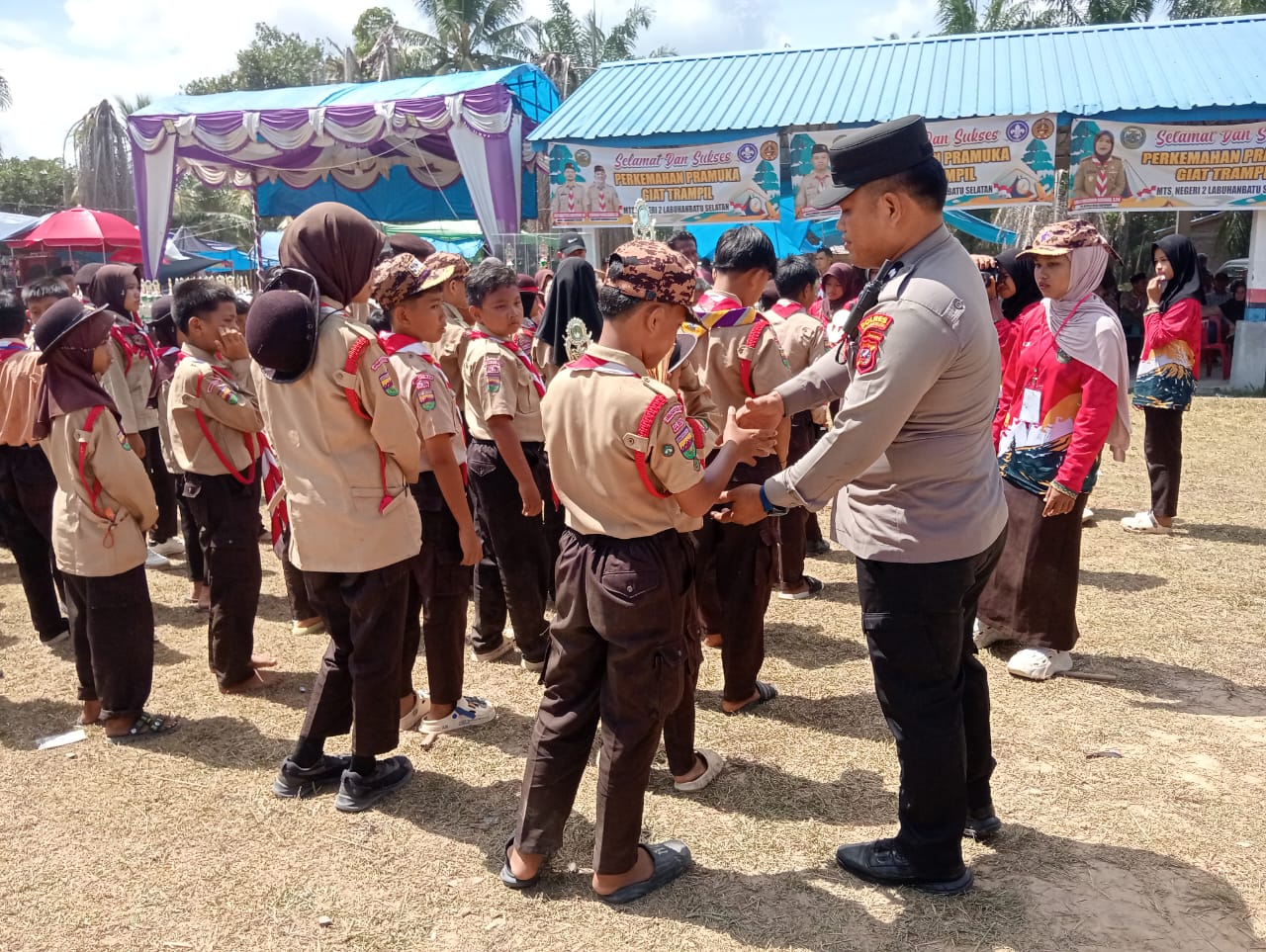 Kapolsek Sungai Kanan Hadiri Penyerahan Piala Lomba Pramuka di Sungai Kanan, “Pramuka Bentuk Generasi Disiplin dan Berkarakter.