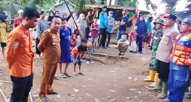 Berjibaku Lawan Arus Deras Sungai Batang Bangko, Pencarian Korban Hilang Belum Membuahkan Hasil.
