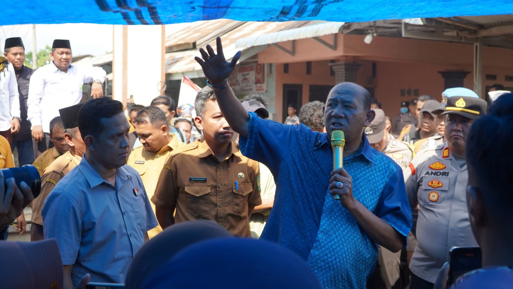 Bupati Syah Afandin Temui Massa Aksi Damai, Pastikan Jalan Air Hitam Segera Diaspal.