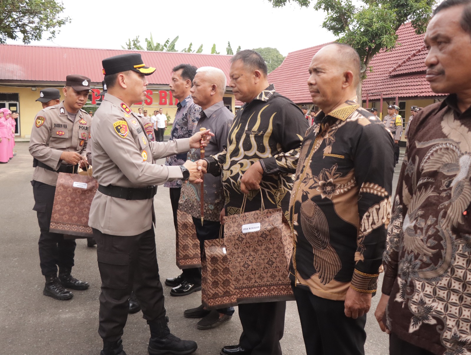 Polres Binjai Lepas Personil Yang Purnabakti Dengan Tradisi Kepolisian.