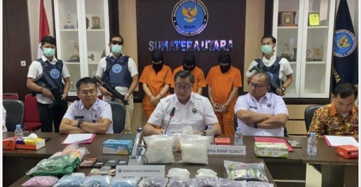 BNNP SUMUT MENAGKAP PASANG SUAMI ISTRI( PASUTRI) YANG DI DUGA MENJADI BANDAR NARKOBA INTERNASIONAL DARI PENAGKAPAN DISITA 2 KG SABU DAN 6.161 EKSTASI DI MEDAN.