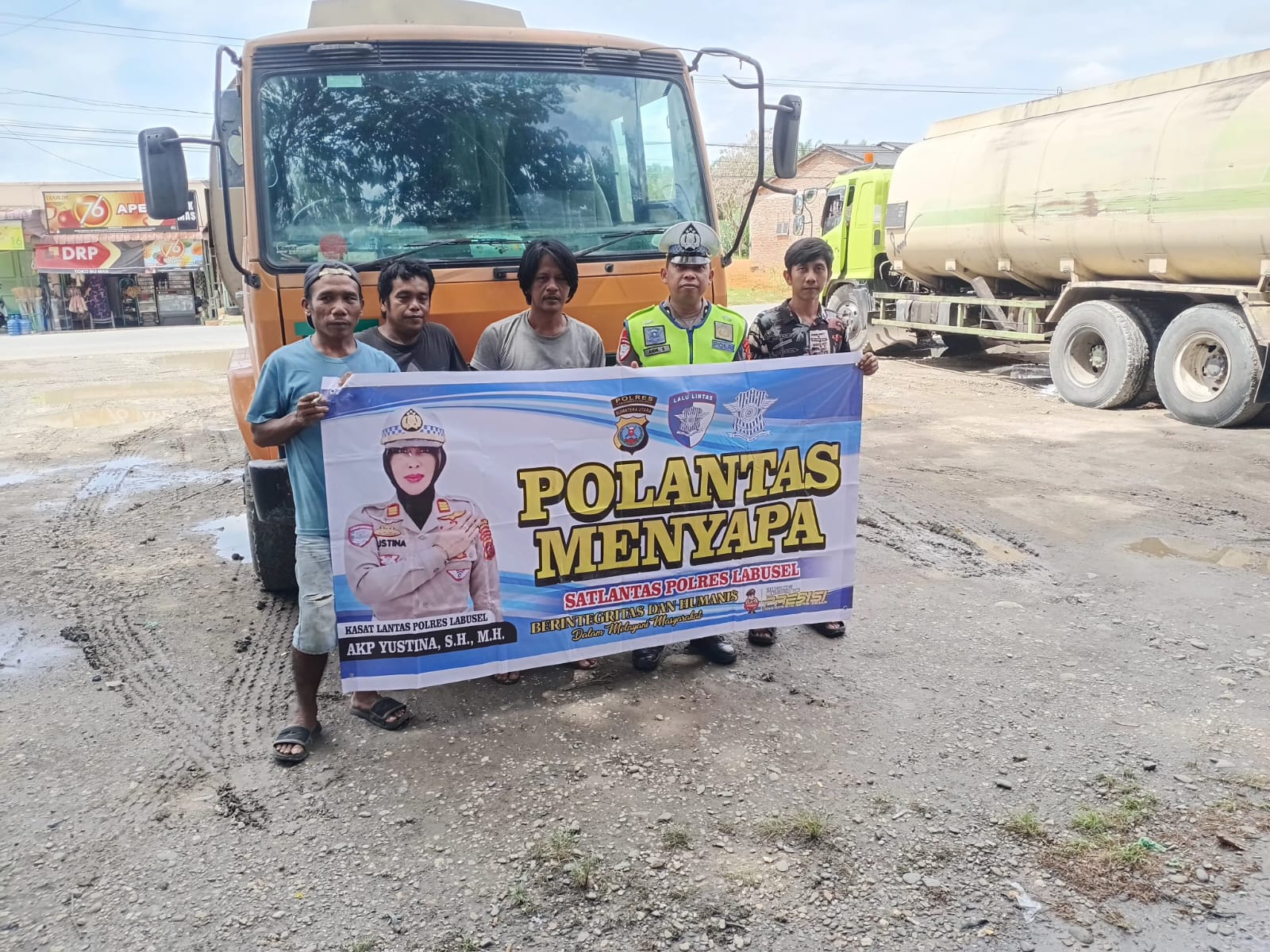 Polantas Menyapa di Sosopan, Satlantas Polres Labusel Ajak Sopir Utamakan Keselamatan Berkendara.