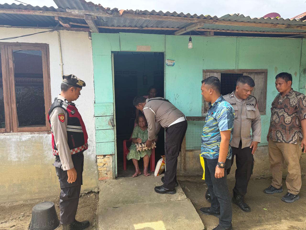 Jumat Barokah Polsek Torgamba Sentuh Hati Warga Lansia dan Penderita Penyakit Menahun di Desa Aek Batu.