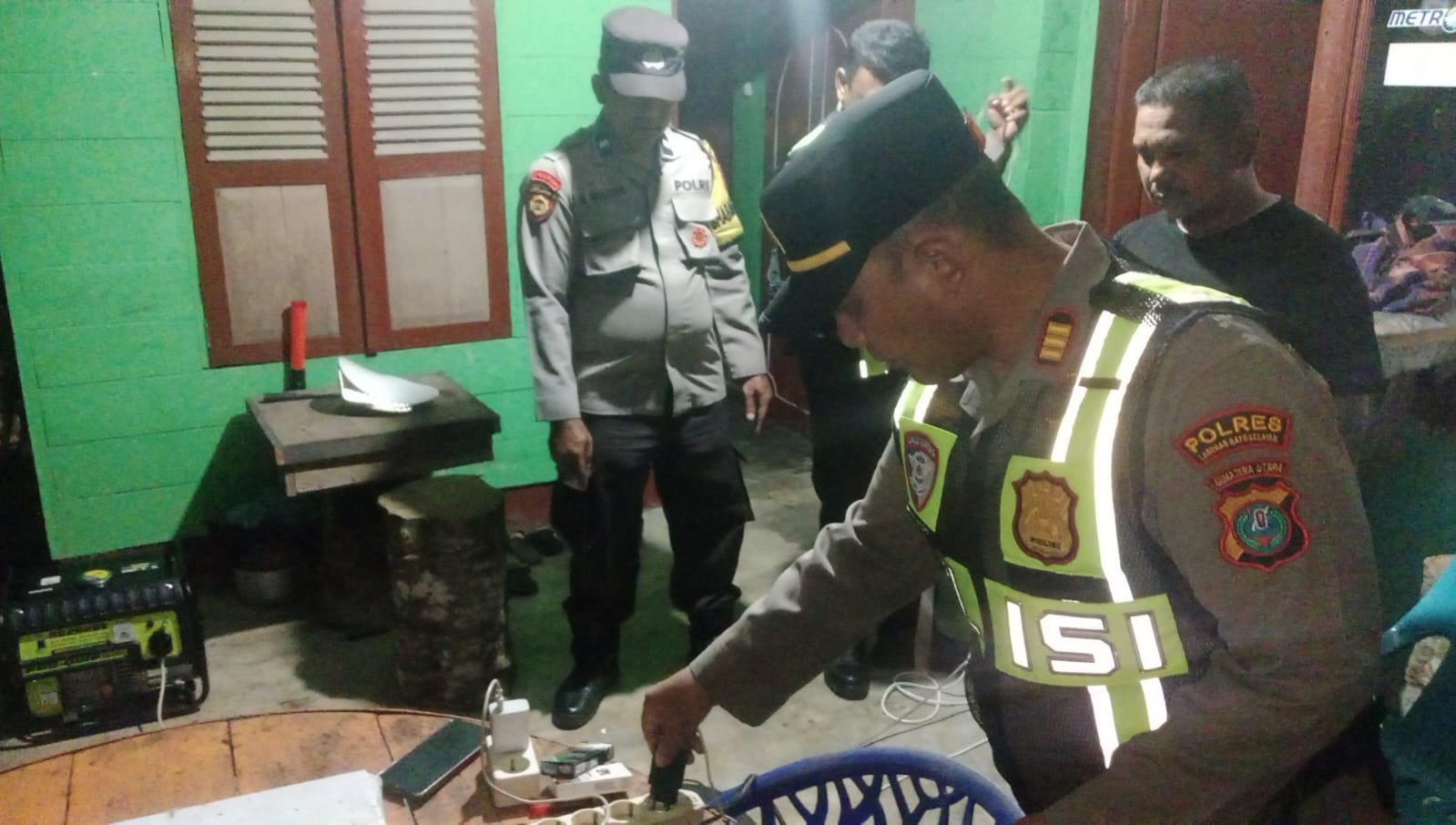 Polsek Torgamba Sigap Bantu Warga Terdampak Listrik Padam, Sediakan Genset untuk Cas HP dan Penerangan.