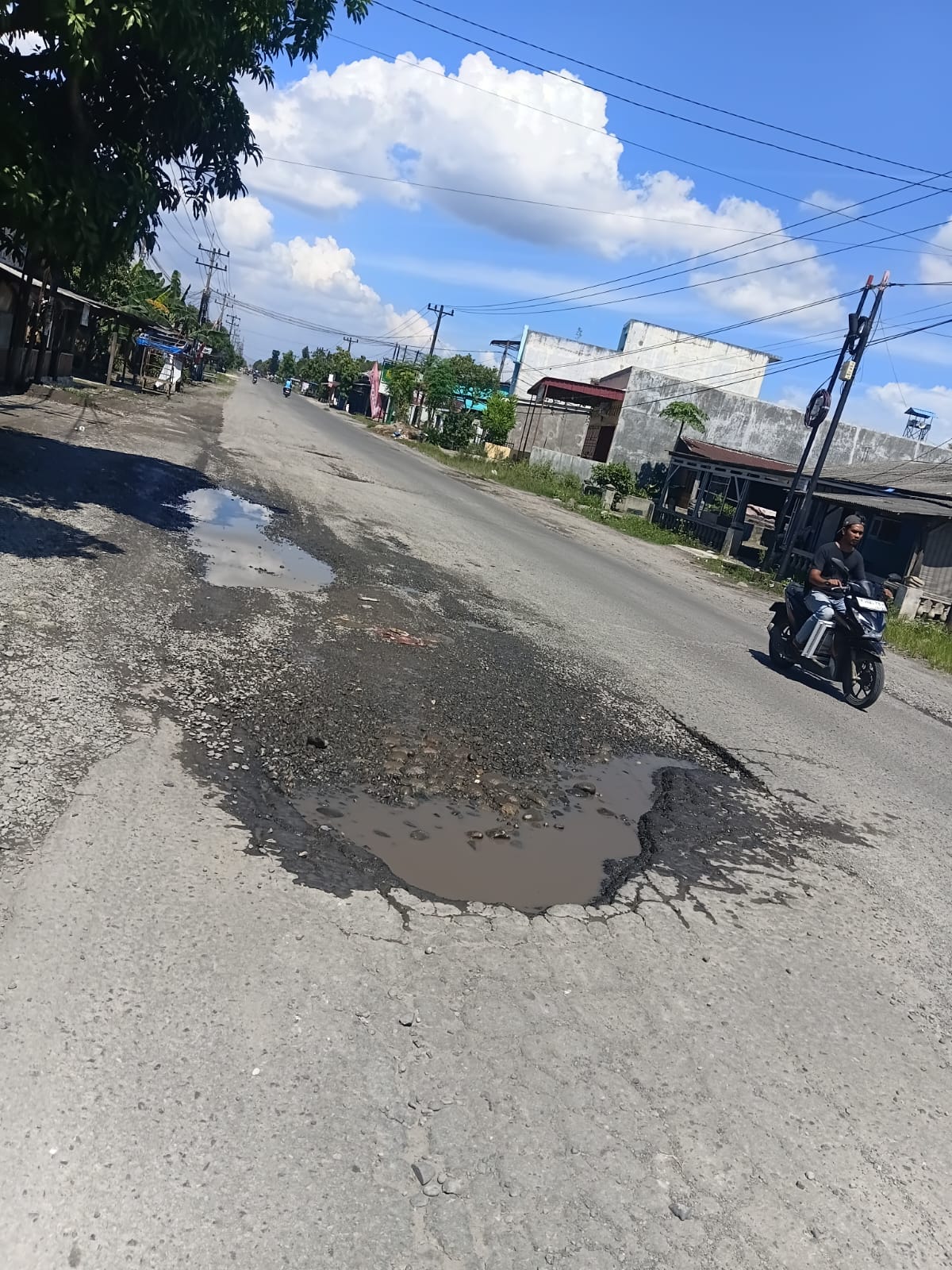 Jalan Lintas Banda Aceh–Sumut di Tandam Hulu II hingga Tandam Hilir Dipenuhi Debu, Warga Keluhkan Aktivitas Pengerukan Jalan.