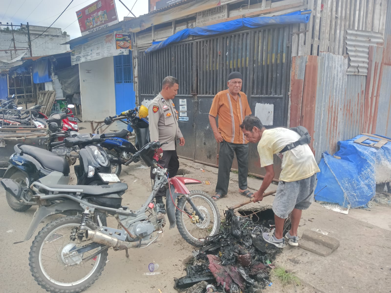 Polsek Kotapinang Bersama Muspika dan Masyarakat Gelar Jum’at Bersih, Wujudkan Kota yang Bersih dan Nyaman.
