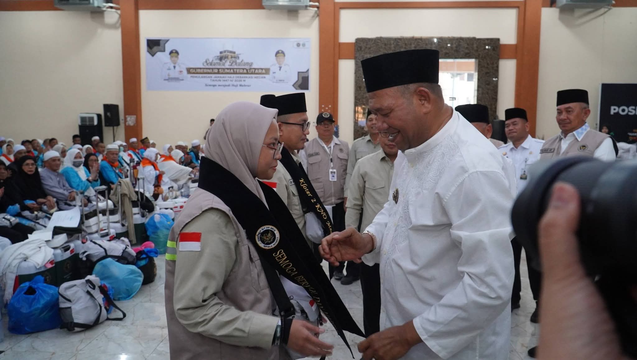 Bupati Syah Afandin Sambut Kepulangan Jamaah Haji Langkat, Sampaikan Haru dan Harapan.