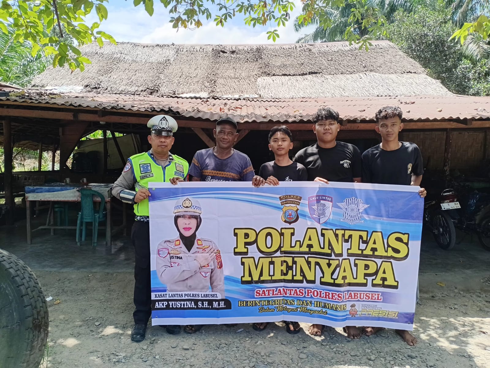 Polantas Menyapa Sopir Angkutan Barang di Kampung Rakyat, Satlantas Polres Labusel Ingatkan Pentingnya Keselamatan Berkendara