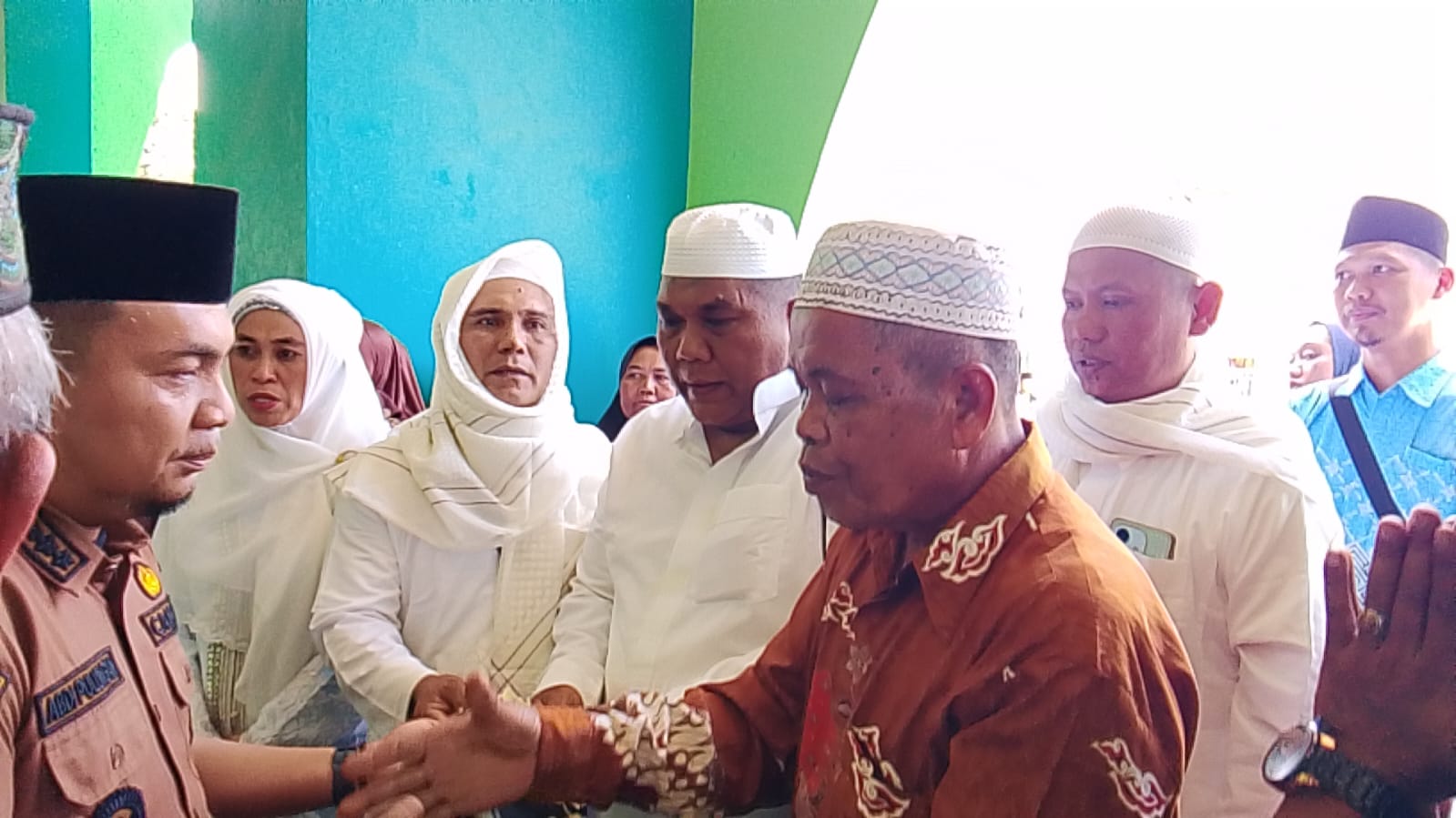 Camat Sinunukan Sambut dan Tepung Tawari 18 Jamaah Haji Kloter 6 Asal Sinunukan.