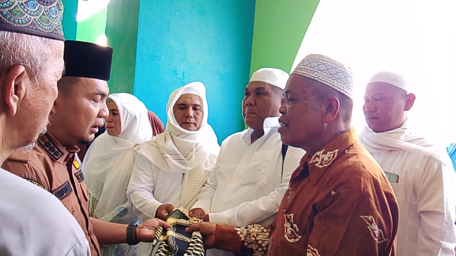 Muspika Kecamatan Sinunukan Sambut Hangat Kepulangan 18 Jamaah Haji Kloter 6 Tahun 2026.