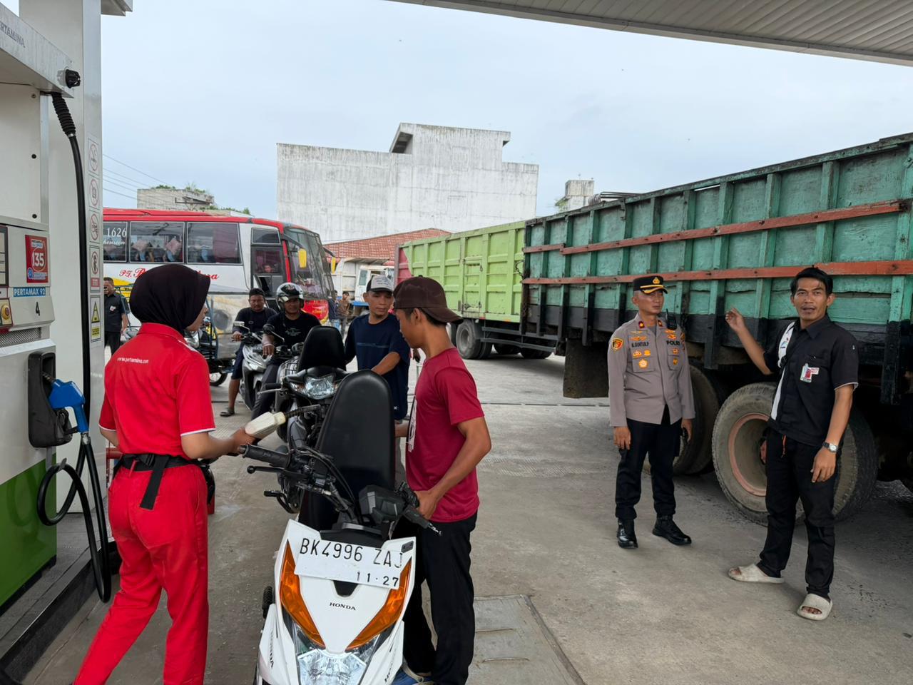 Wakapolres Labusel Turun Langsung ke SPBU, Pastikan Stok BBM Aman dan Arus Lalu Lintas Lancar.