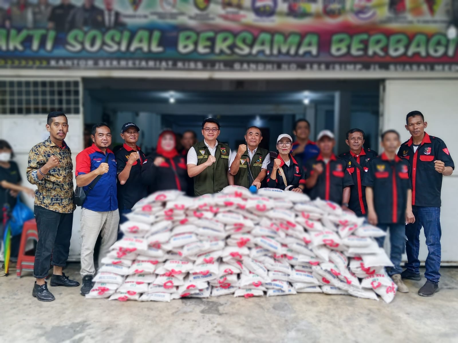 KISS dan TKN Kompas Nusantara Tebar Kepedulian, Ratusan Lansia Terima Bantuan Beras dalam Bakti Sosial di Medan.
