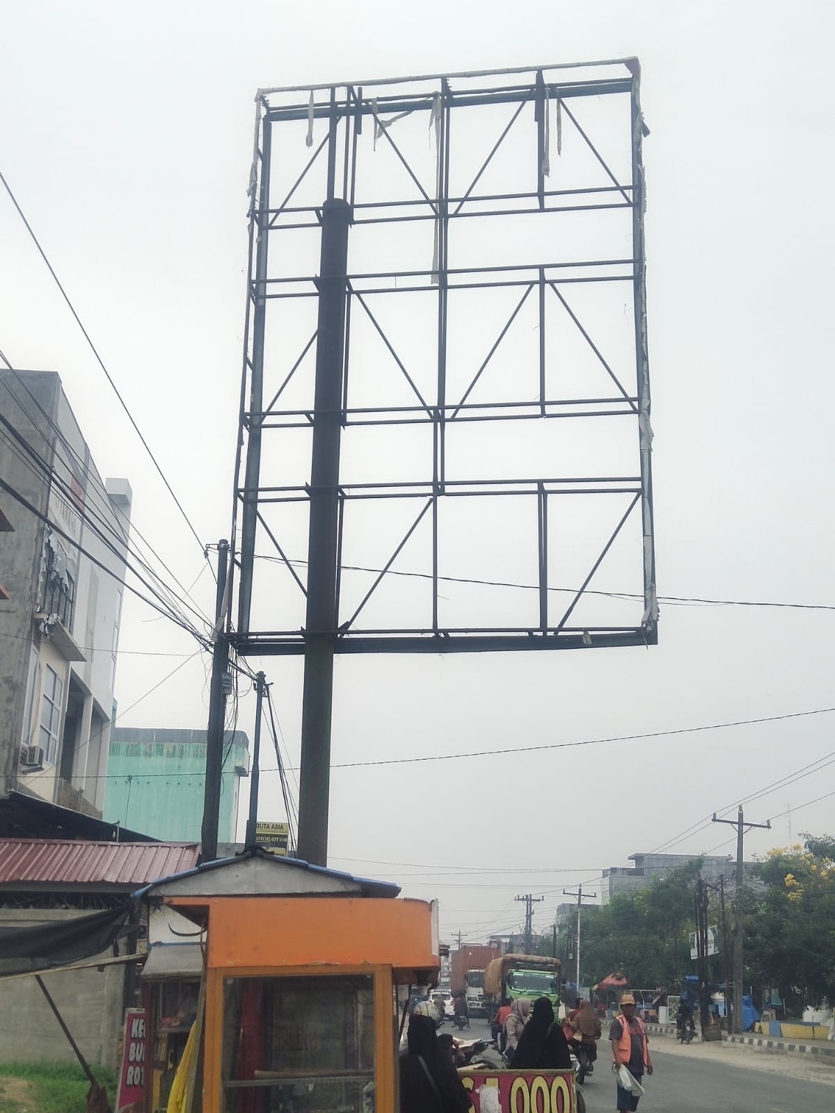 Papan Reklame Tak Bertuan Ancam Keselamatan Pengguna Jalan, Warga Desak Pemkab Batu Bara Bertindak.