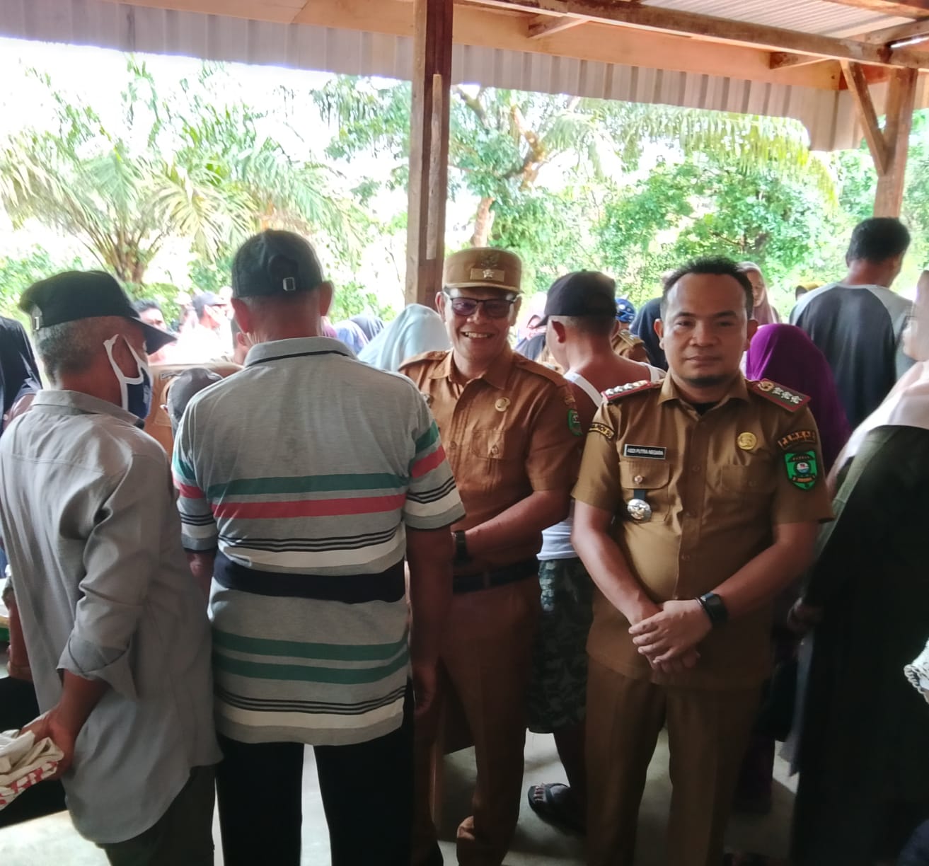 Camat Sinunukan dan Perangkat Kecamatan Dampingi Langsung Penyaluran Bantuan Ketahanan Pangan