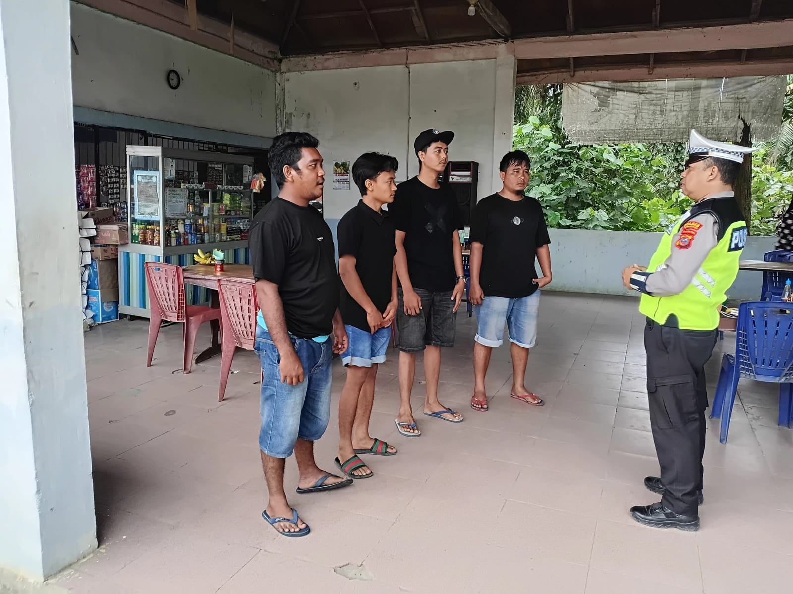 Humanis dan Edukatif, Polantas Labusel Ajak Pengemudi Utamakan Keselamatan di Jalan.