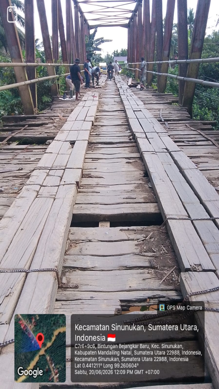 Penghubung antar Kecamatan jalan Kabupaten mengancam keselamatan, bergoyang saat dilalui kendaraan.