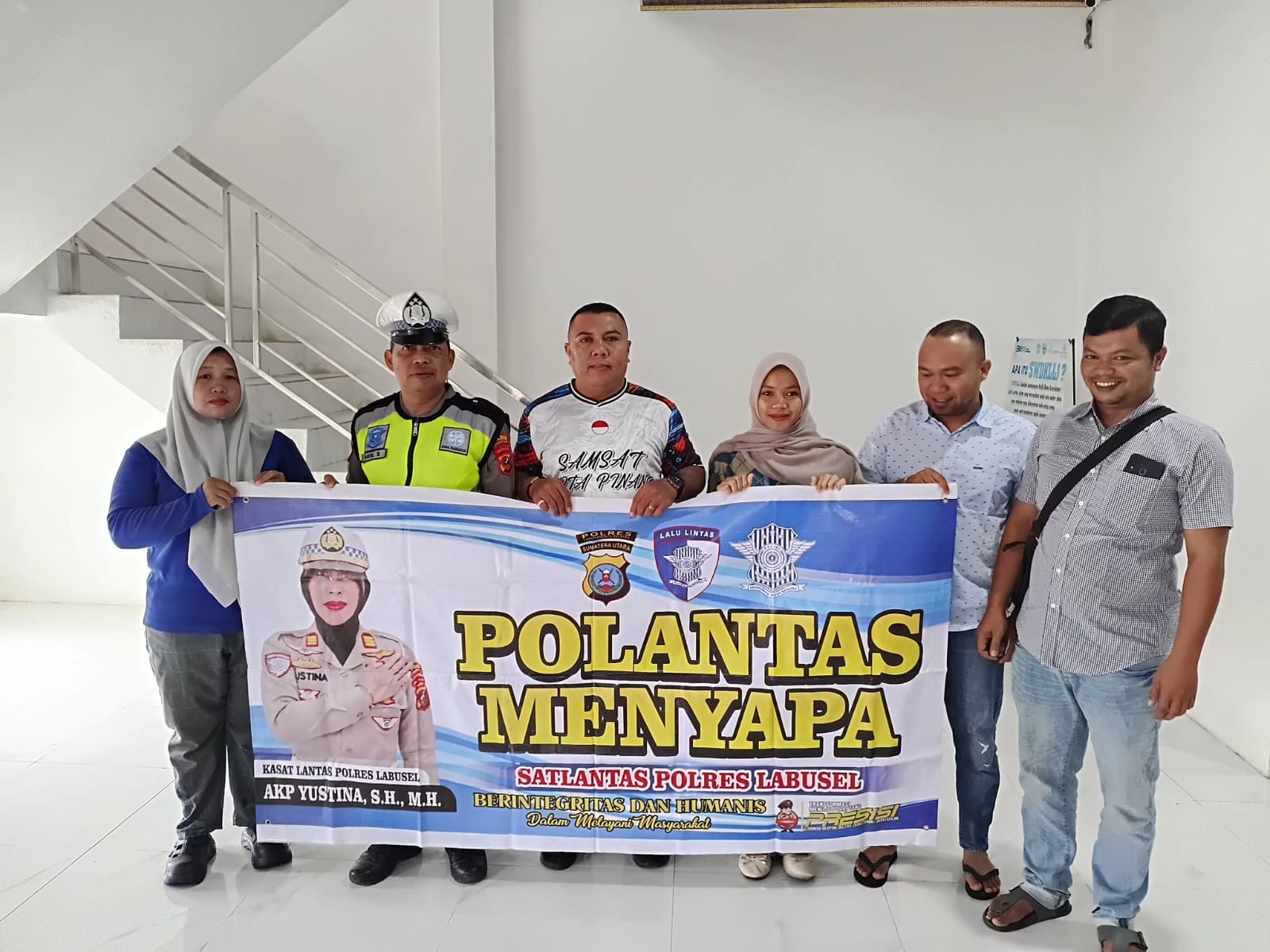 Polantas Menyapa Pengemudi Angkutan di Kota Pinang. Satlantas Polres Labusel Ajak Wujudkan Keselamatan Bersama di Jalan Raya.