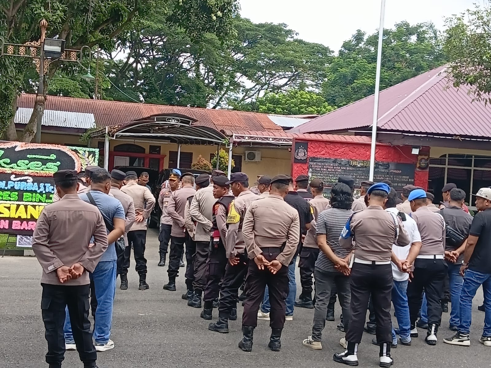 Dihujani Karangan Bunga, Berikut Daftar Perwira Polres Binjai yang Dimutasi dan Pejabat Penggantinya.