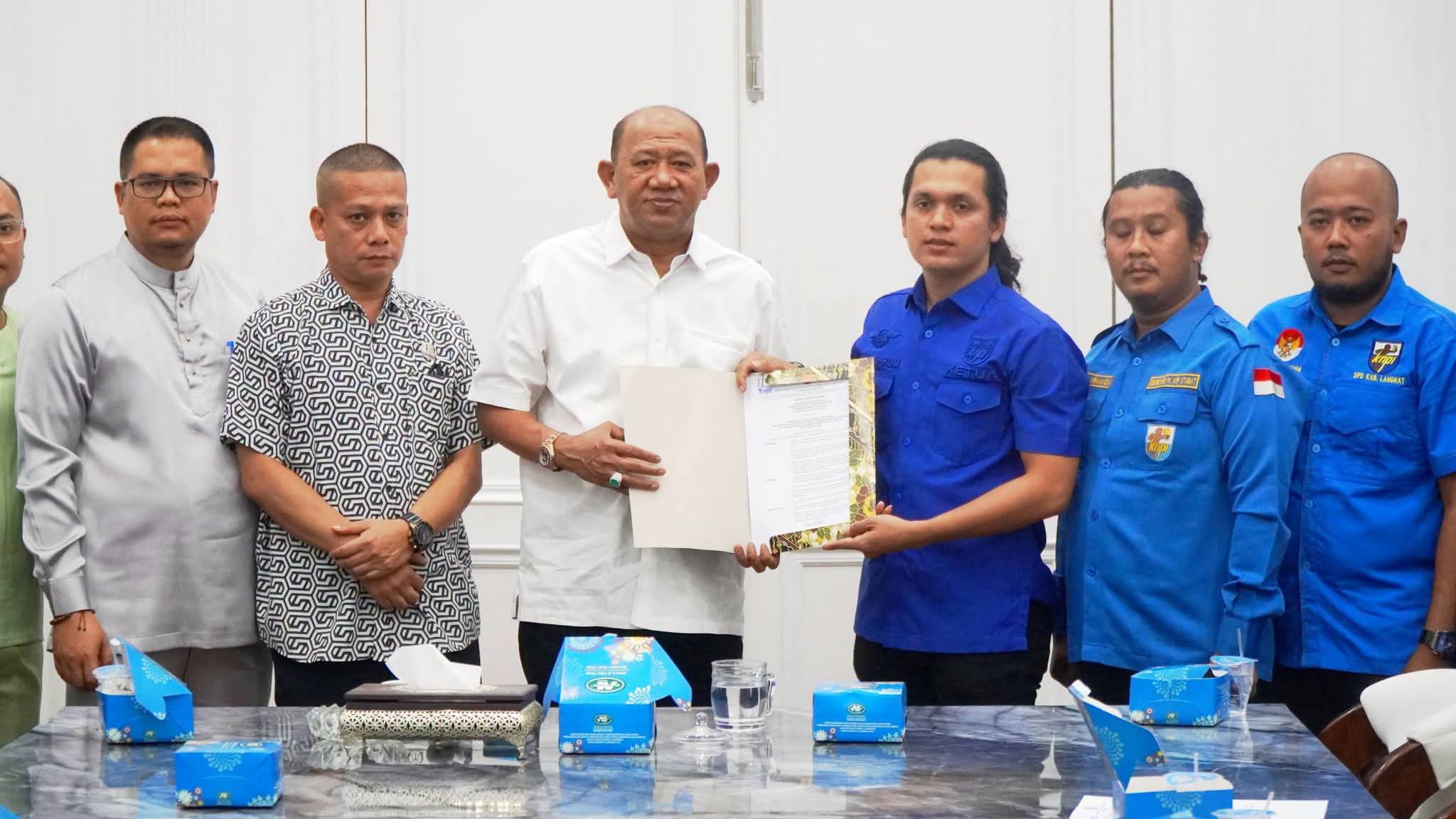 Bupati Langkat H. Syah Afandin, SH Bupati Syah Afandin Dukung KNPI Jadi Pemersatu Pemuda Langkat.