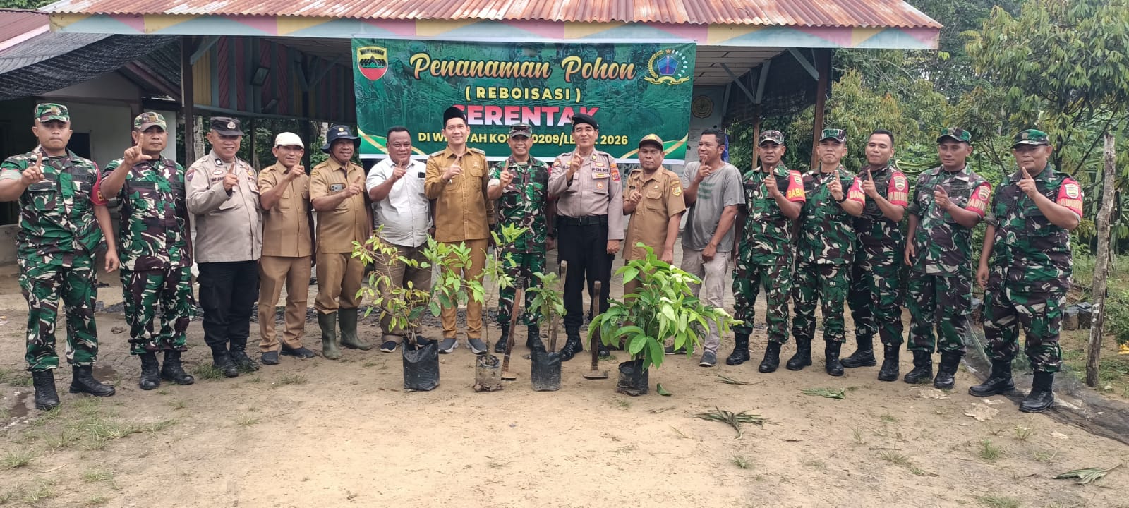 Dukung Reboisasi Serentak, Polsek Kotapinang Bersama TNI dan Muspika Tanam Pohon Buah di Kampung Bedagai.