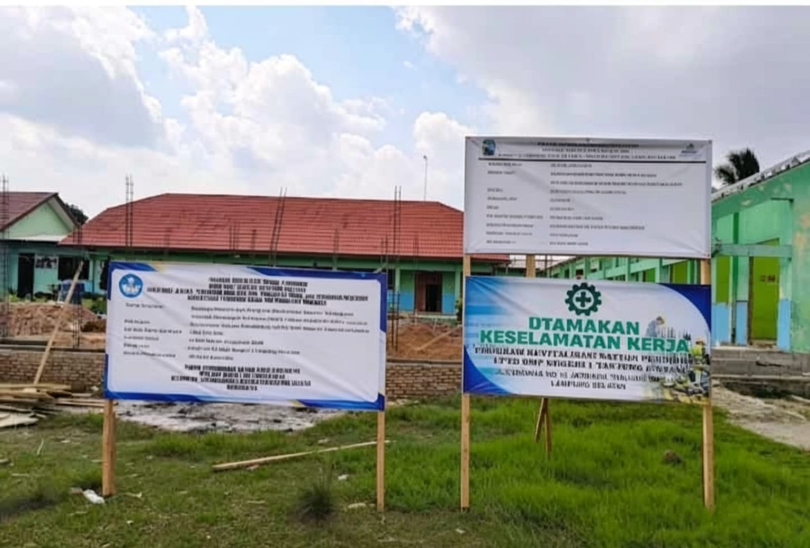 Revitalisasi SMPN 1 Tanjung Bintang Rp1,2 Miliar Disorot, Penggunaan Material dan Pembentukan P2SP Dipertanyakan.