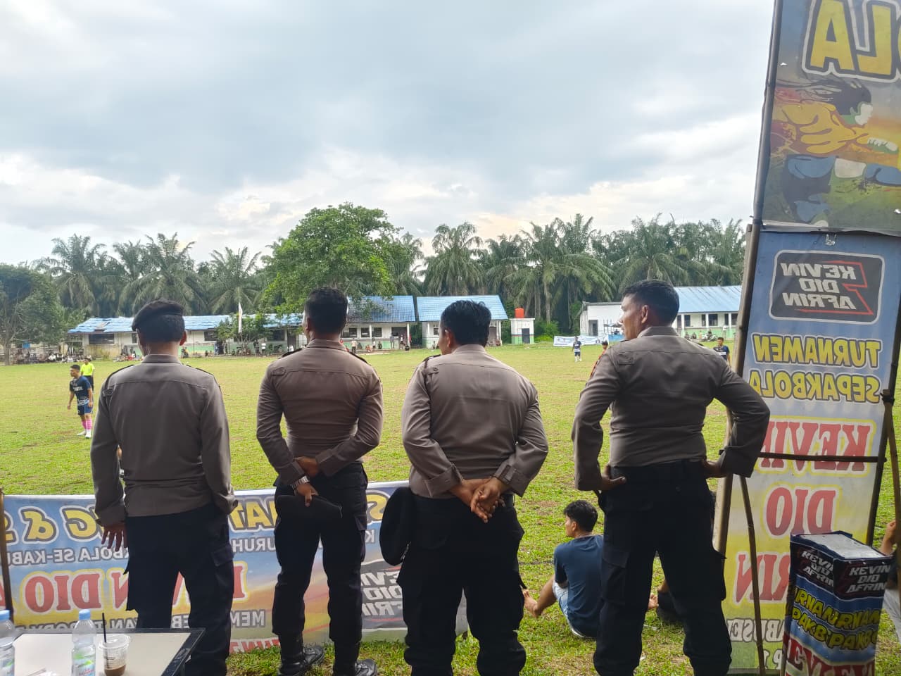 Sat Samapta Polres Labusel Amankan Turnamen Sepak Bola Kevin Dio Afrin, Warga Nikmati Pertandingan dengan Aman dan Nyaman.
