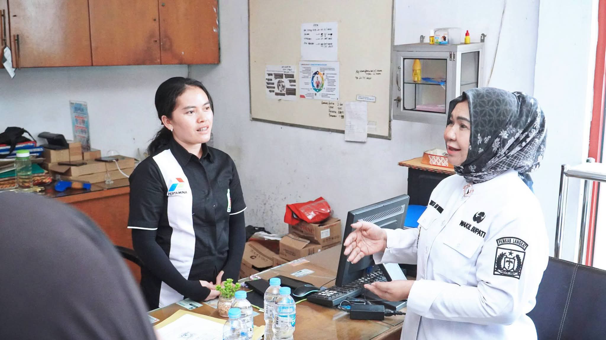 Plt. Bupati Tiorita Tinjau Ketersediaan BBM di SPBU Stabat, Gerak Cepat Atasi Antrean BBM di Langkat.