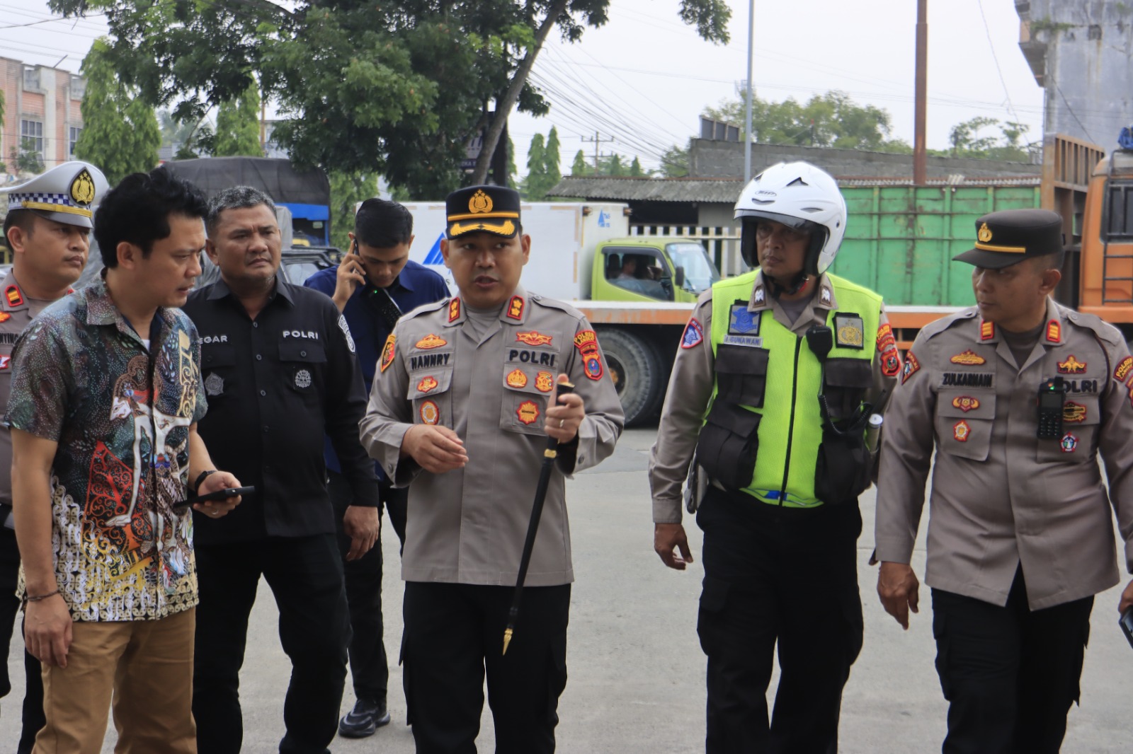 Kapolres Langkat Tinjau Ketersediaan BBM di SPBU Perdamaian Stabat, Antrean Mulai Berangsur Normal.