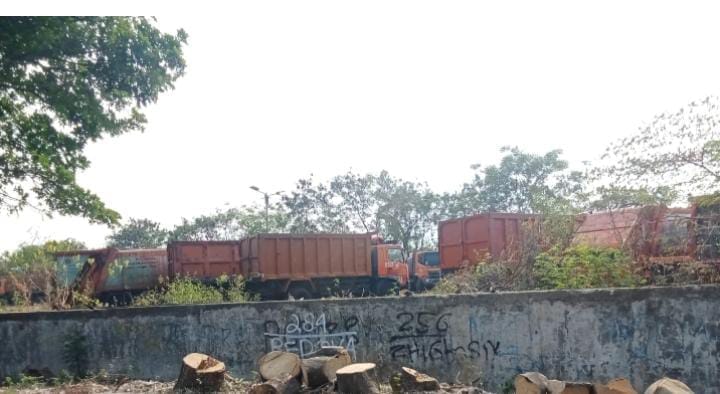 Truk Sampah Satpel LH Cakung Gunakan Lahan Bina Marga untuk Parkir, Warga Pertanyakan Status Izin.