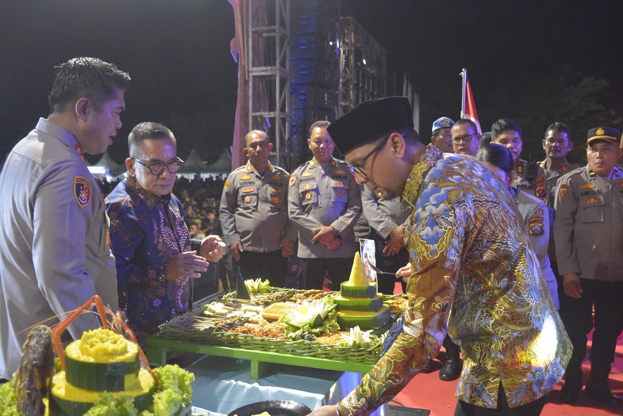 Kapolres Labusel Hadiri Malam Puncak HUT ke-18 Labusel, Tegaskan Komitmen Jaga Keamanan dan Dukung Kemajuan Daerah.