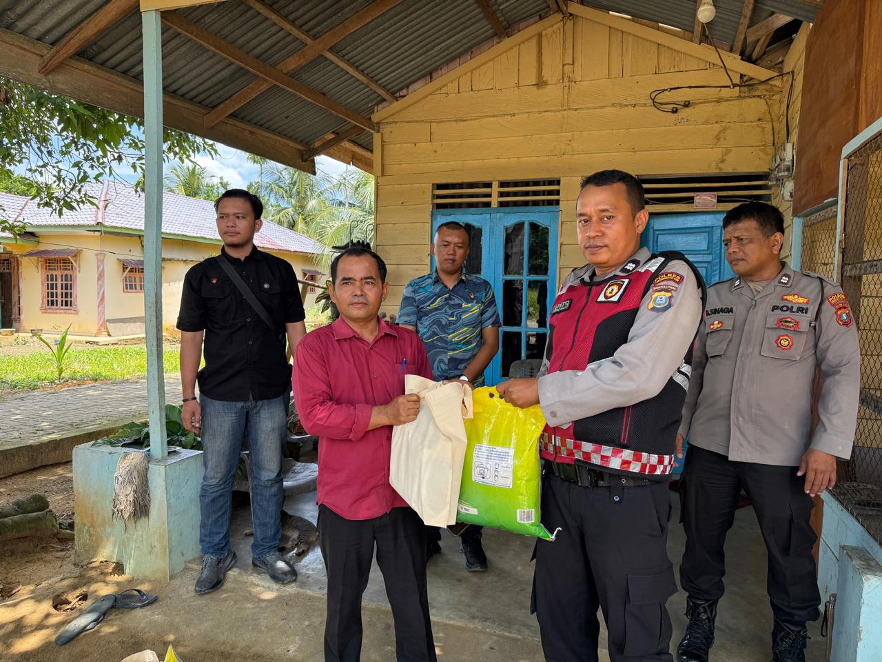 Polsek Torgamba Salurkan Bansos untuk Lansia di Aek Batu, Wujud Kepedulian Polri Hadir di Tengah Masyarakat.