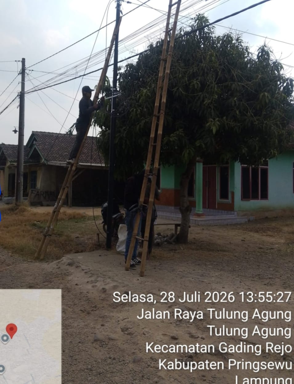 Diduga Abaikan SOP K3, Pekerjaan Pemasangan Kabel Internet PT MyRepublic di Pringsewu Disorot, Legalitas Perizinan Dipertanyakan.